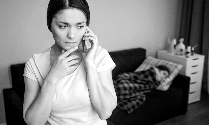 femme parlant au téléphone