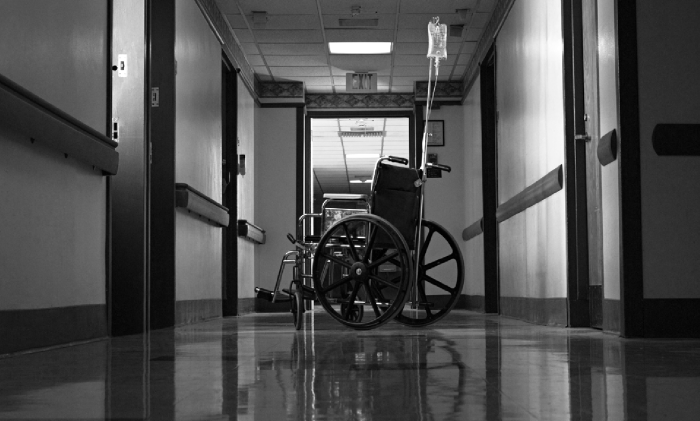 fauteuil roulant dans le couloir de l'hôpital