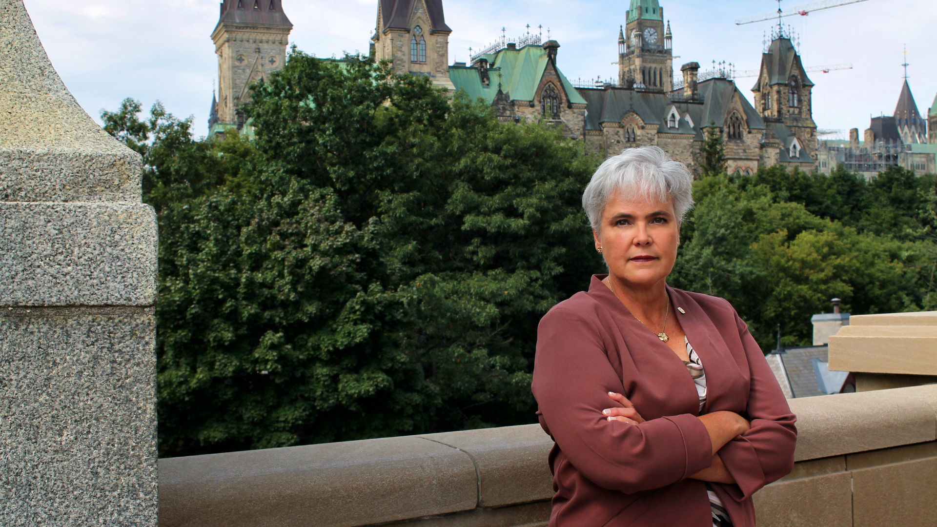 Photographie de la Dre Kathleen Ross, présidente de l’AMC, sur la Colline du Parlement.